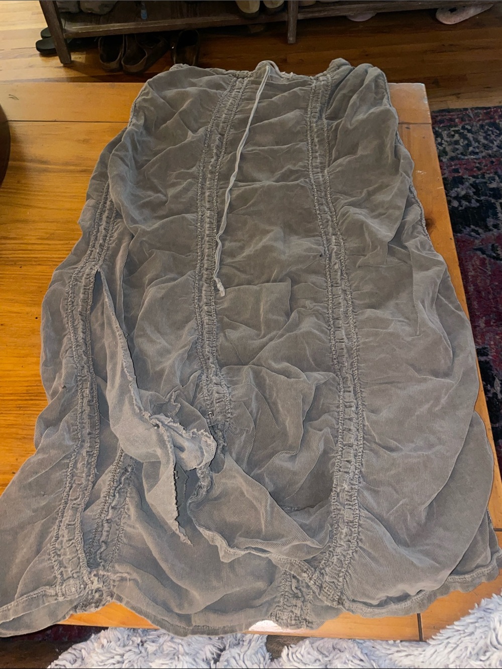 Womenโs Crinkled Midi Skirt in Gray